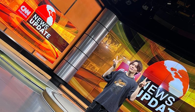 CNN IndonesiaのスタジオでのYOSUKE