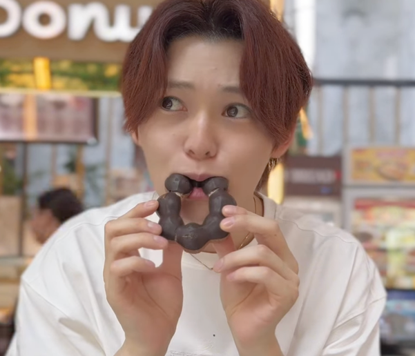 Mister Donut Indonesiaの商品を紹介するYOSUKE